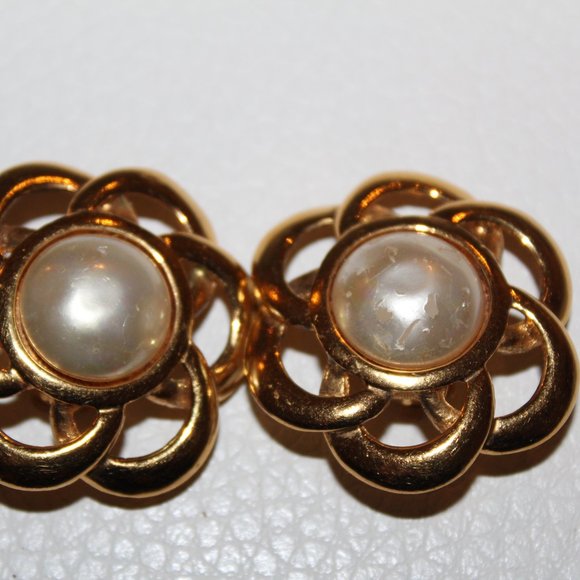 AUTHENTIC VINTAGE CHANEL GOLD TONE AND PEARL CLIP EARRINGS - Picture 5 of 7